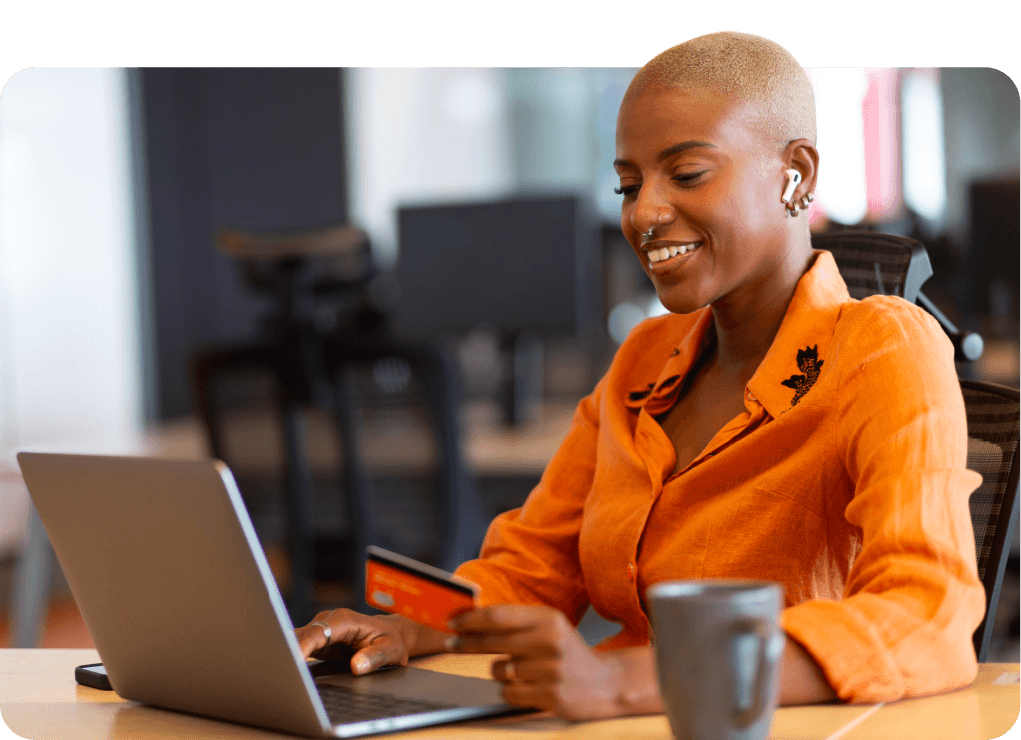 Pessoa feliz, realizando pagamentos online.